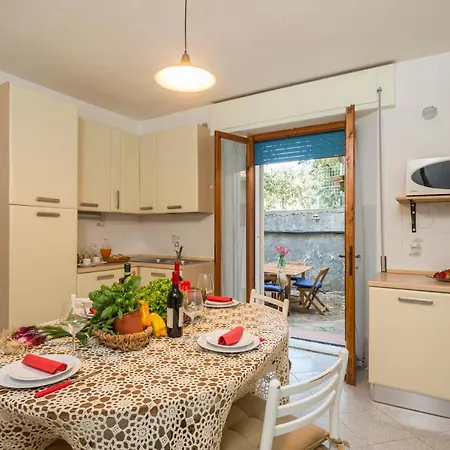 A Due Passi Dal Mare, Parcheggio E Giardino Apartmán *