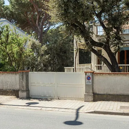 Apartment A Due Passi Dal Mare, Parcheggio E Giardino